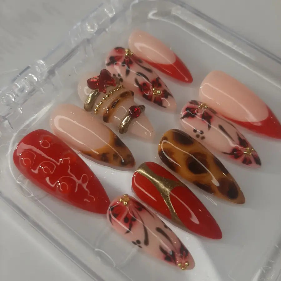 Vue détaillée, tortoise, french rouge, bagues et fleurs viennent danser sur vos ongles