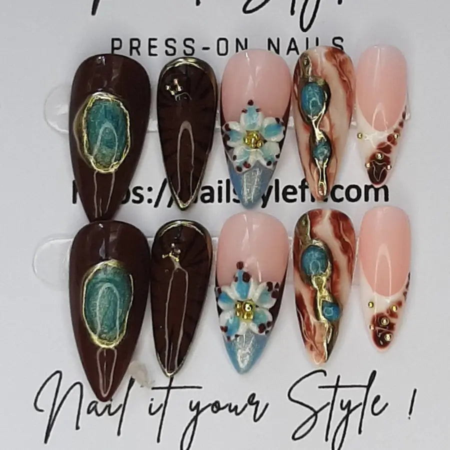 Faux ongles aux couleurs d'automne réhaussé de bleu estival