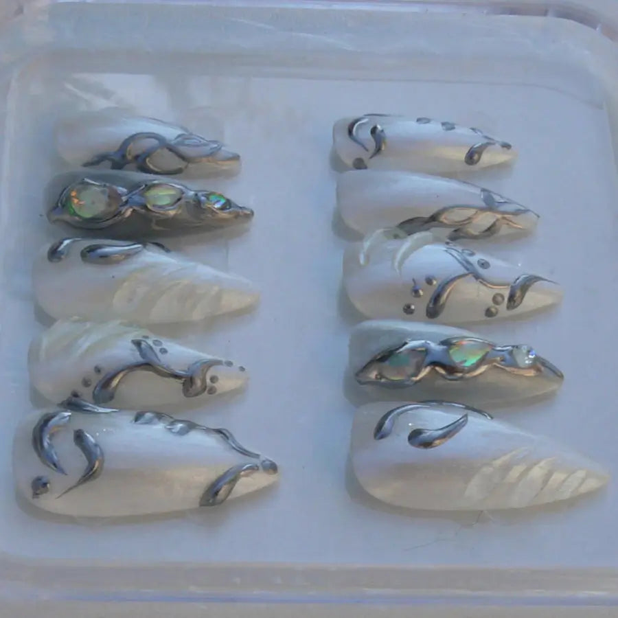 faux ongles blancs 3D et argentés, très stylés et très tendance  