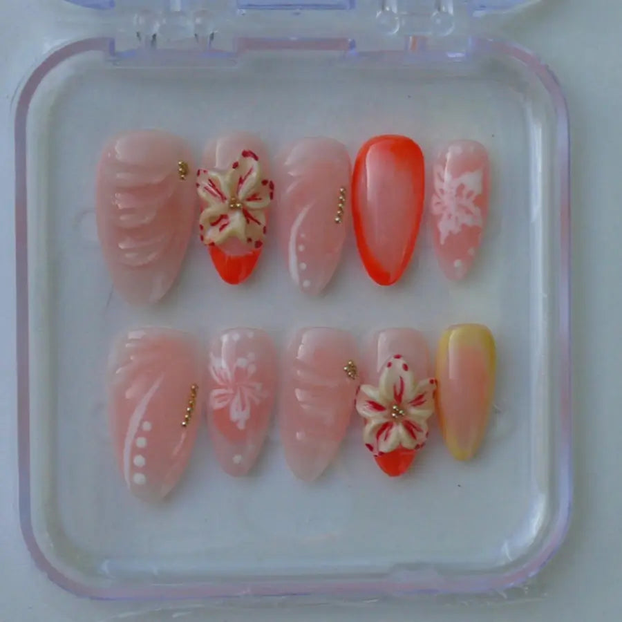Tendance et stylé, ces faux ongles apportent lumière et soleil par ses couleurs blan, orange et jaune, réhaussé de fleurs 3D