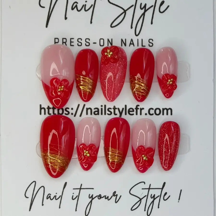 Vue détaillée des press on nails Maya faits main et réutilisables, rouge doré.