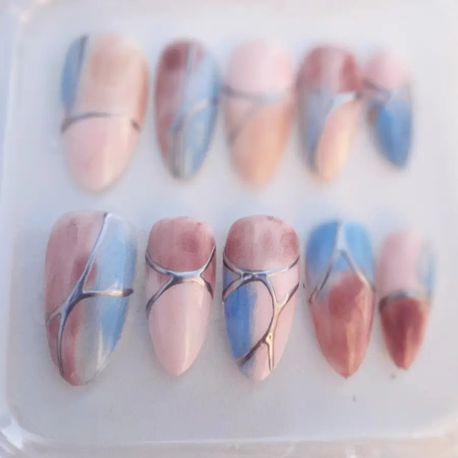 Vue détaillée des faux ongles Mystic qui rappellent la beauté et la douceur par ses couleurs poudrées