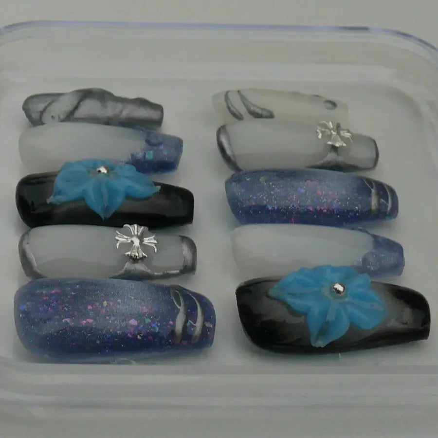 Faux ongles luxueux blanc, bleu cat eyes et noir avec fleurs 3D et chrome argenté
