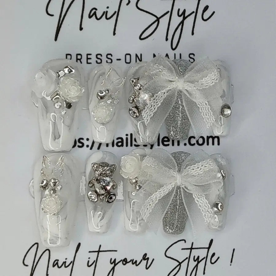 Détail des press-on nails Pearl White - Faux ongles réutilisables blancs perlés