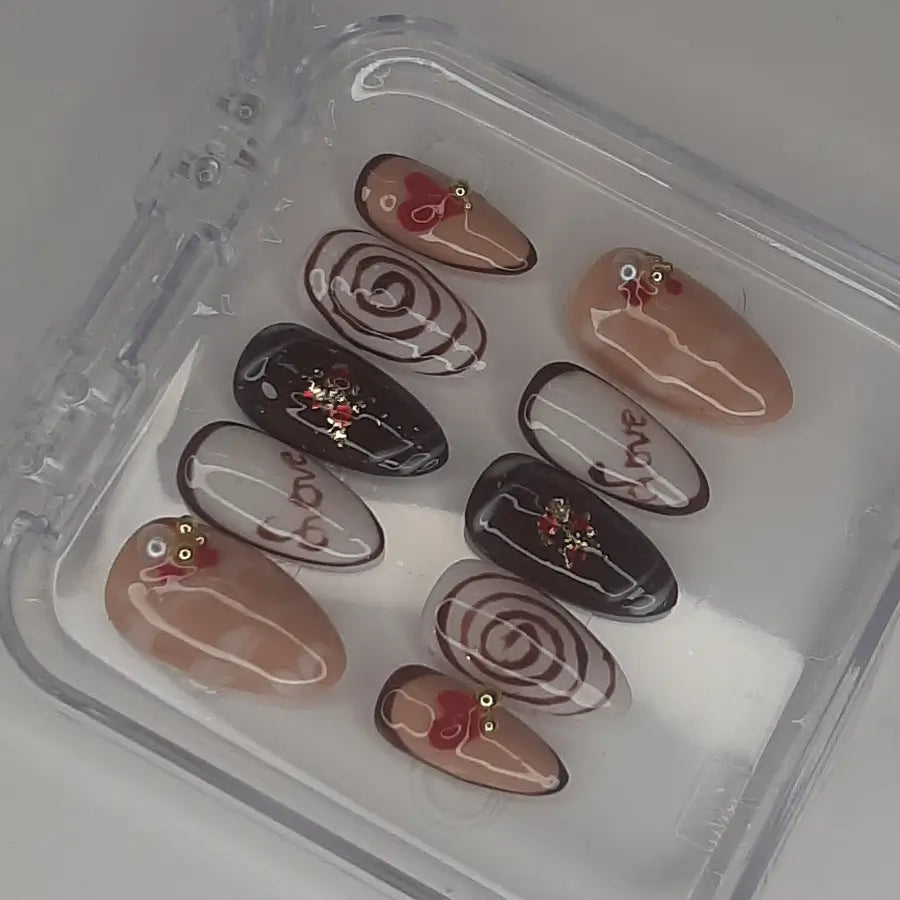 Vue détaillée des faux ongles stylés et gourmands, 3 chocolats. Faits main en France. Livraison sur toute la France