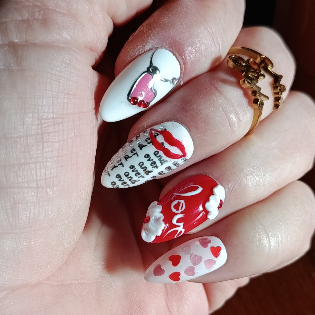vue détaillée des faux ongles amor amor, collection saint valentin. Press on nails nailstylefr.com, faits main en France. Amande moyen, rouge et blanc au design saint valentin