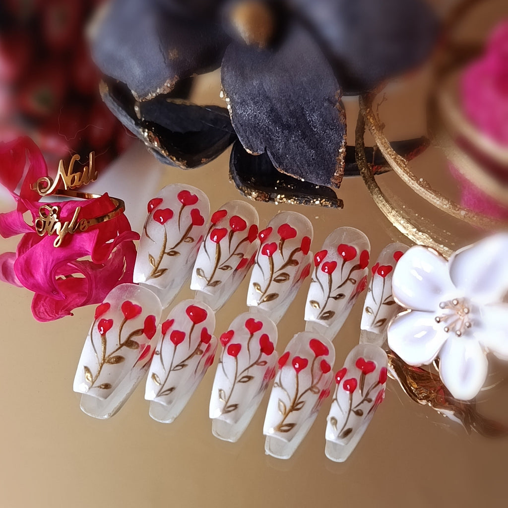 vue du set cherry heart collection saint valentin, faux ongles réutilisables, blanc, doré, transparent et cœurs rouge, coffin moyen. fabrication artisanale française.