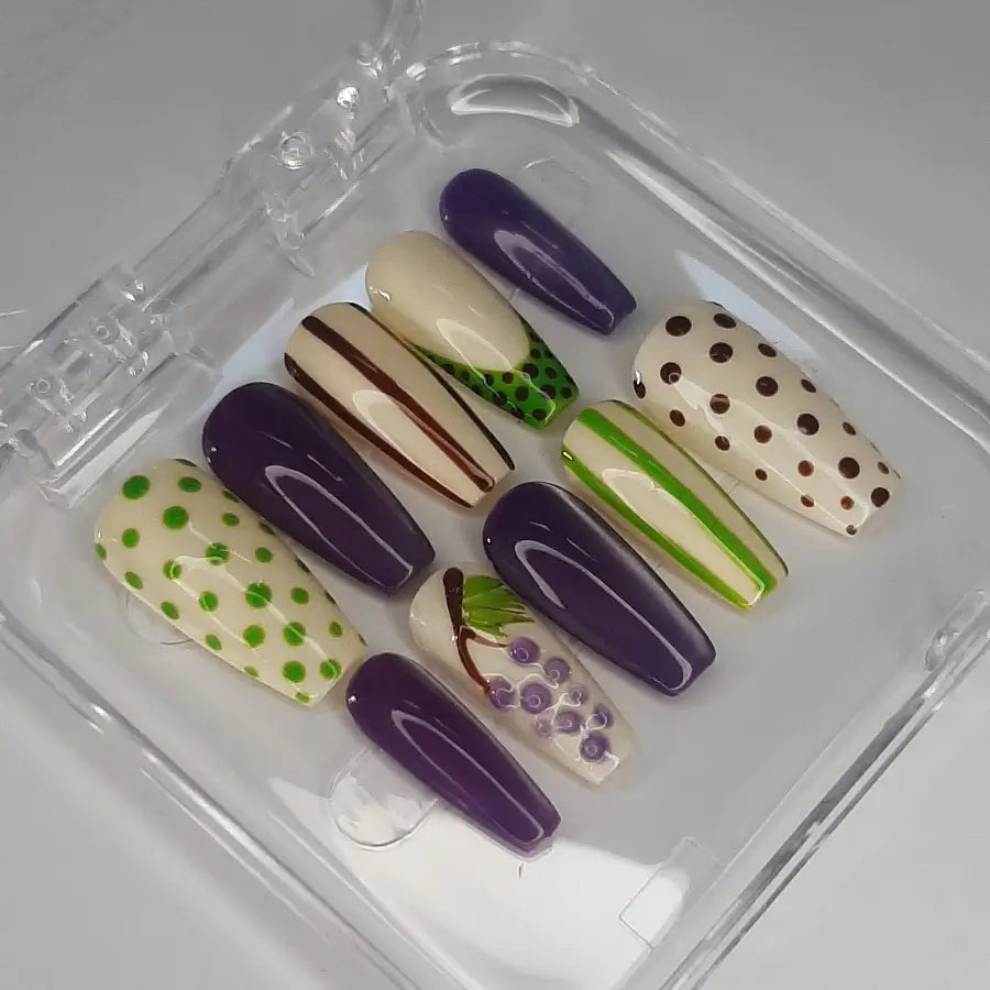 mélange de petits pois et ligne, nail art grappe de raisin violet et vert