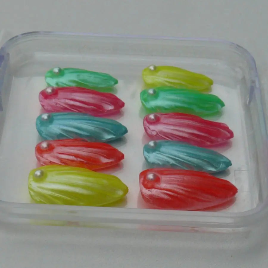 vue détaillée des faux ongles rayonnante de la collection mélanie, très estivales et très brillants