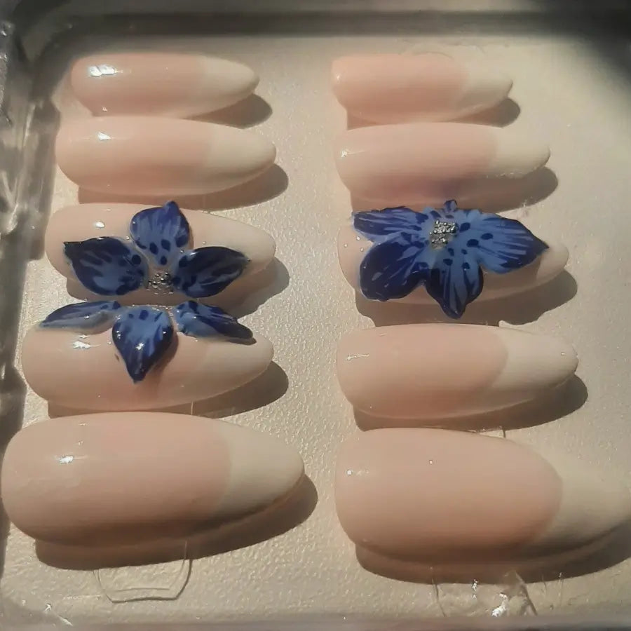 Faux ongles french et fleurs 3D bleu