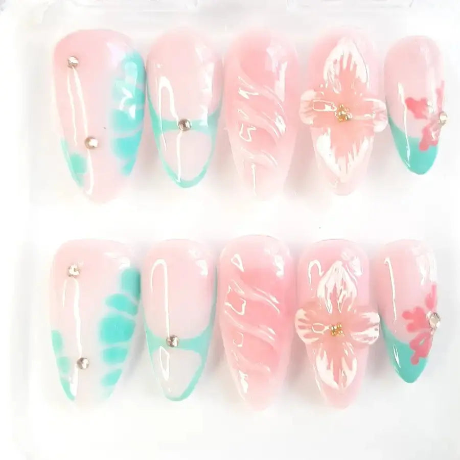 Faux ongles Silk Petals fleurs soie délicat. sur une base nude, du vert et du rouge s'unissent. fleurs 3D, blooming gel et strass