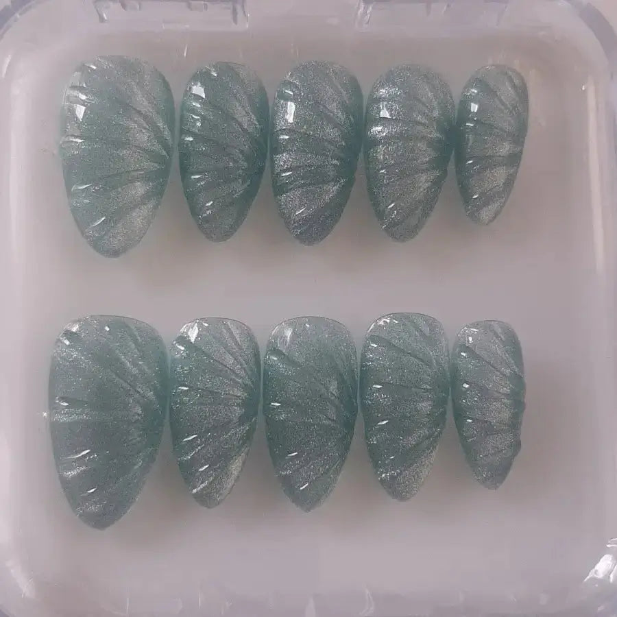 faux ongles cat eyes bleu et effets 3D