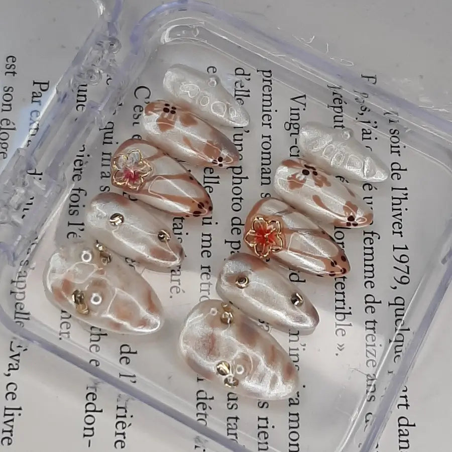 Faux ongles press-on ultra-tendance avec motifs floraux et strass. sublime.