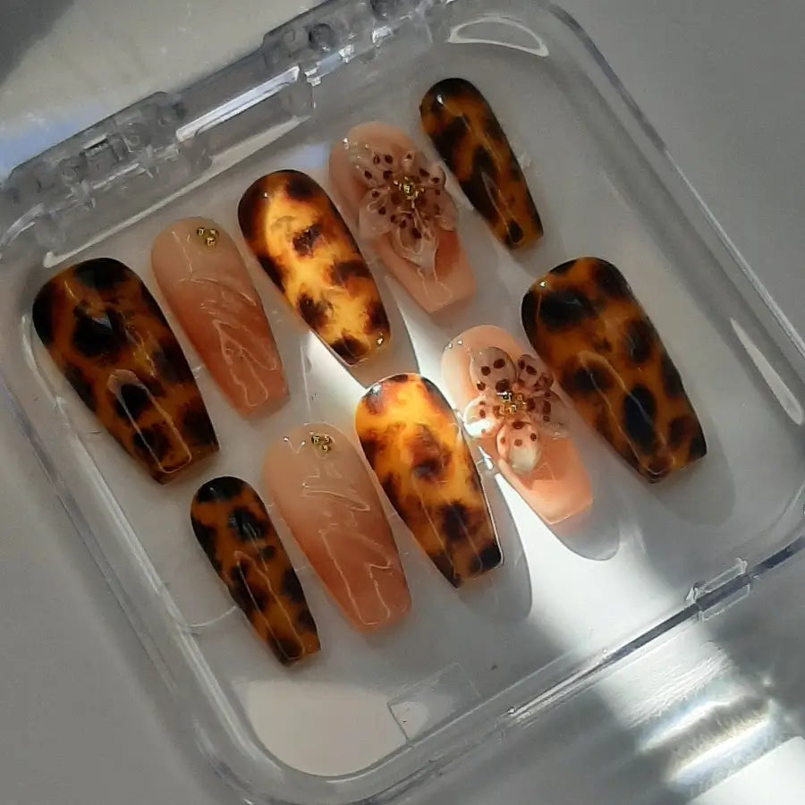 Vue détaillée des faux ongles tortoise garden, fleurs 3D, relief 3D et babyboomer marron