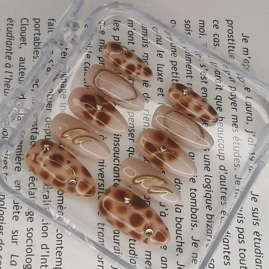 faux ongles aux détails doré et aux couleurs léopards magnifiques et sublimes
