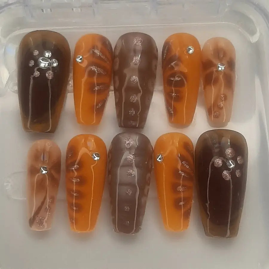 faux ongles stylés aux allures d'un chocolat caramel de la collection automne