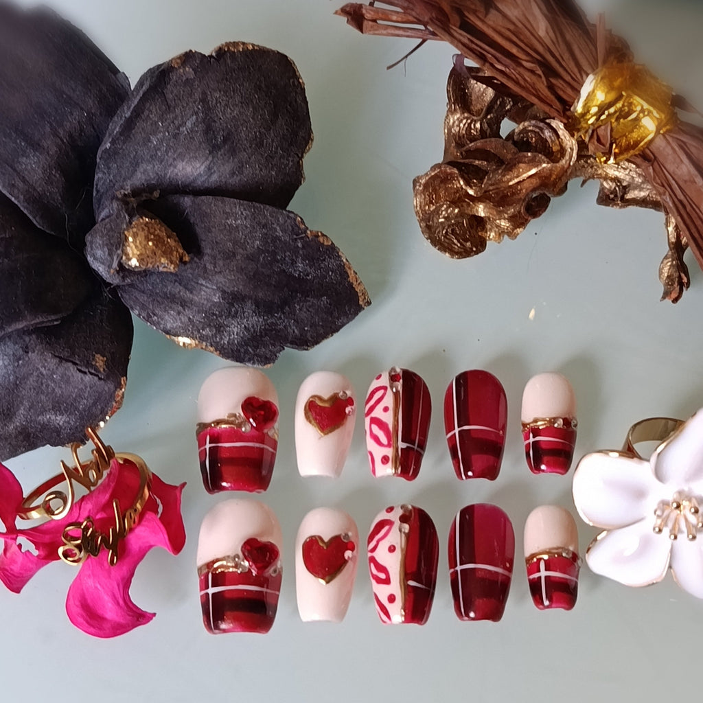 Vue du dessus des faux ongles heart of scotland, collection saint valentin, press on nails rouges et blancs, cœur et chrome doré. Faits main en France.