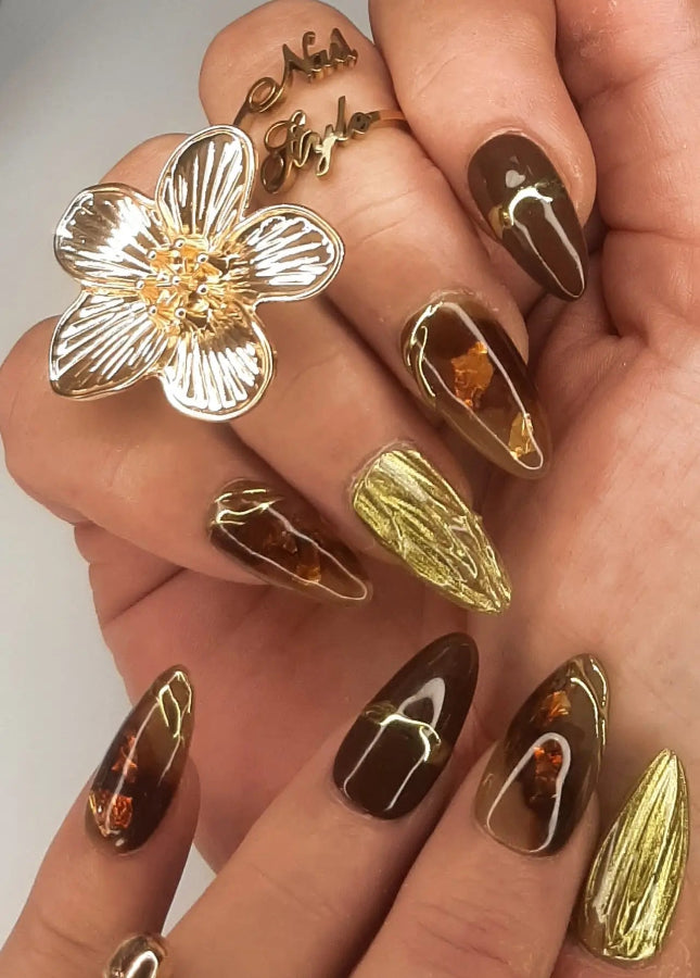 Pose du set de press on nails automne chic, brillance et élégance des mains