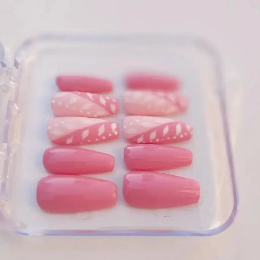Vue détaillée des faux ongles candy, douceur et délicatesse, rose pâle et rose foncé