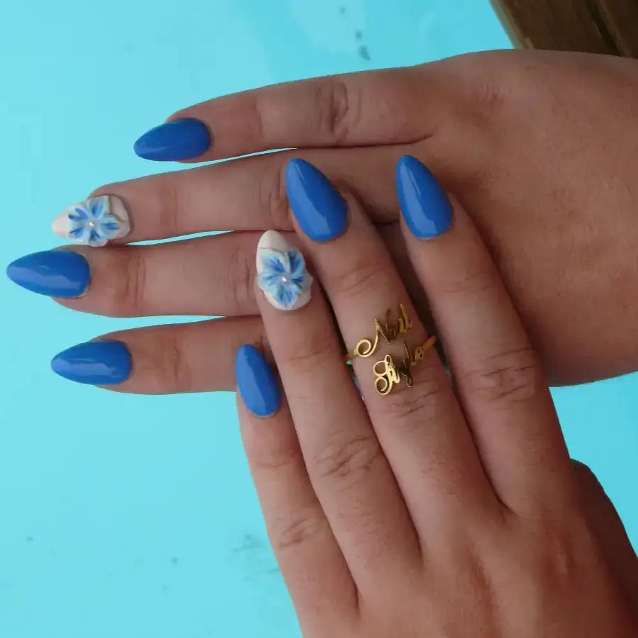 Faux ongles d'un bleu intense, cet ensemble sublimera vos mains tant par sa simplicité que par sa couleur