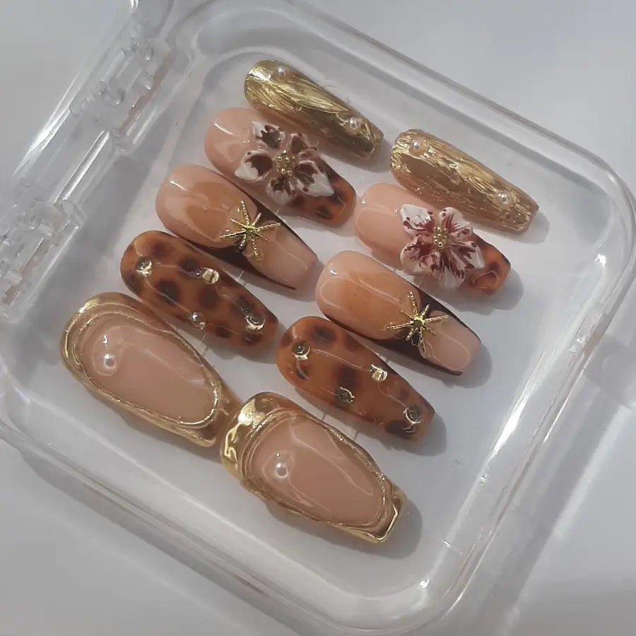 faux ongles aux semblants de léopard fleurs 3d et chrome doré