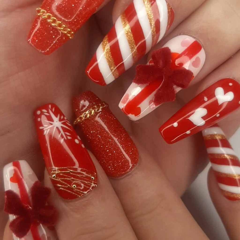 Pose détaillée des faux ongles Ivy Christmas confectionnés par Nail'Style