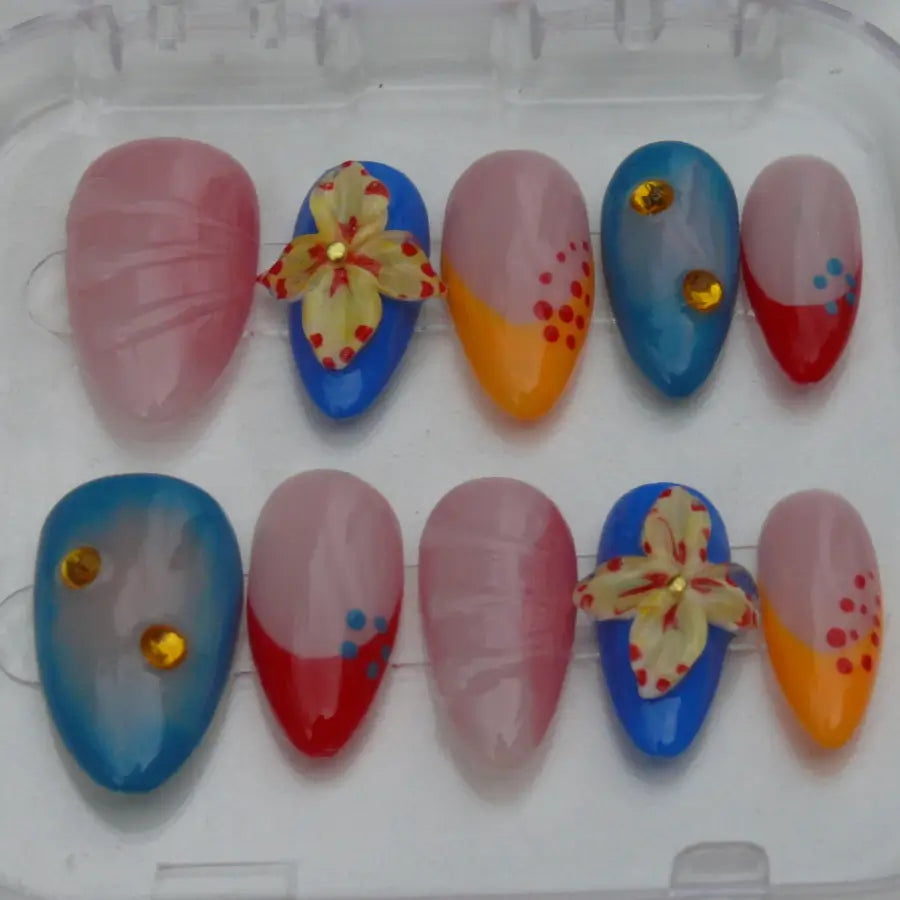 Sublimes faux ongles aux allures estivales, les couleurs de l'été sublimeront vos mains