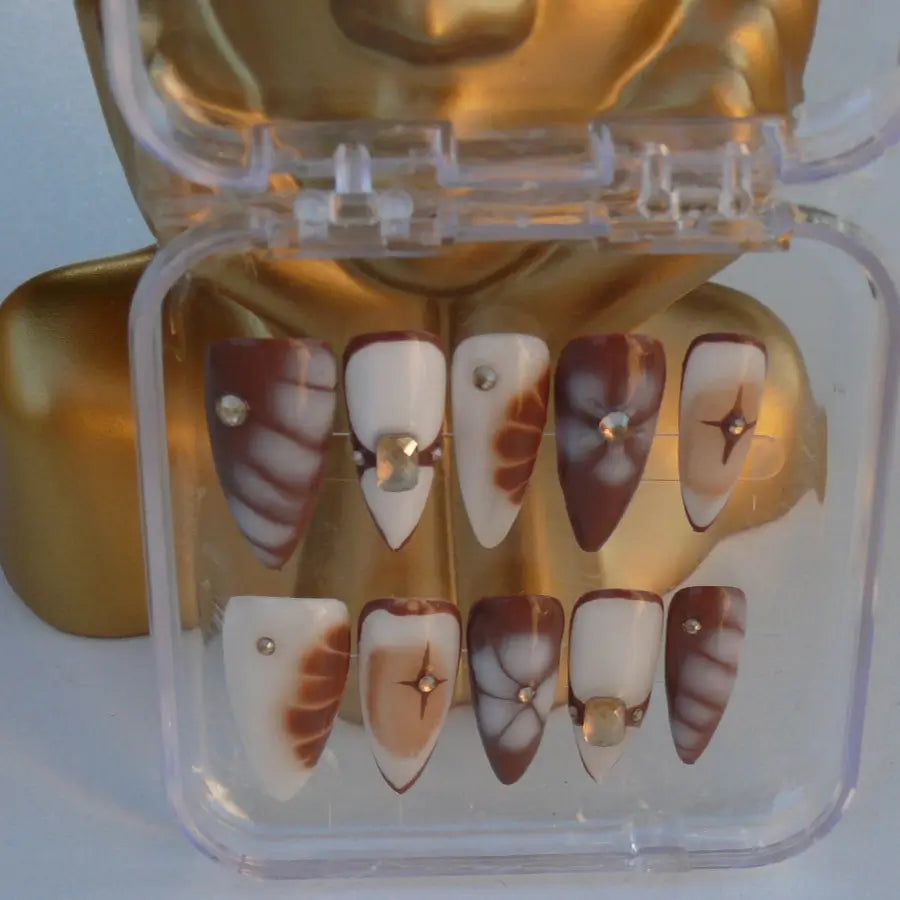 vue détaillée des faux ongles Moka de paname très stylé marron et blanc avec des strass