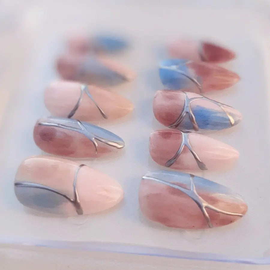 faux ongles bleu rose et violet avec des lignes argentées, très élégants