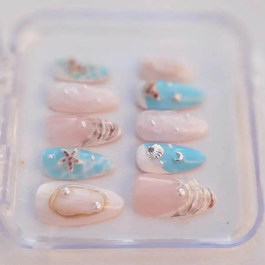 Faux ongles Océane estival bleu blanc perles coquillages