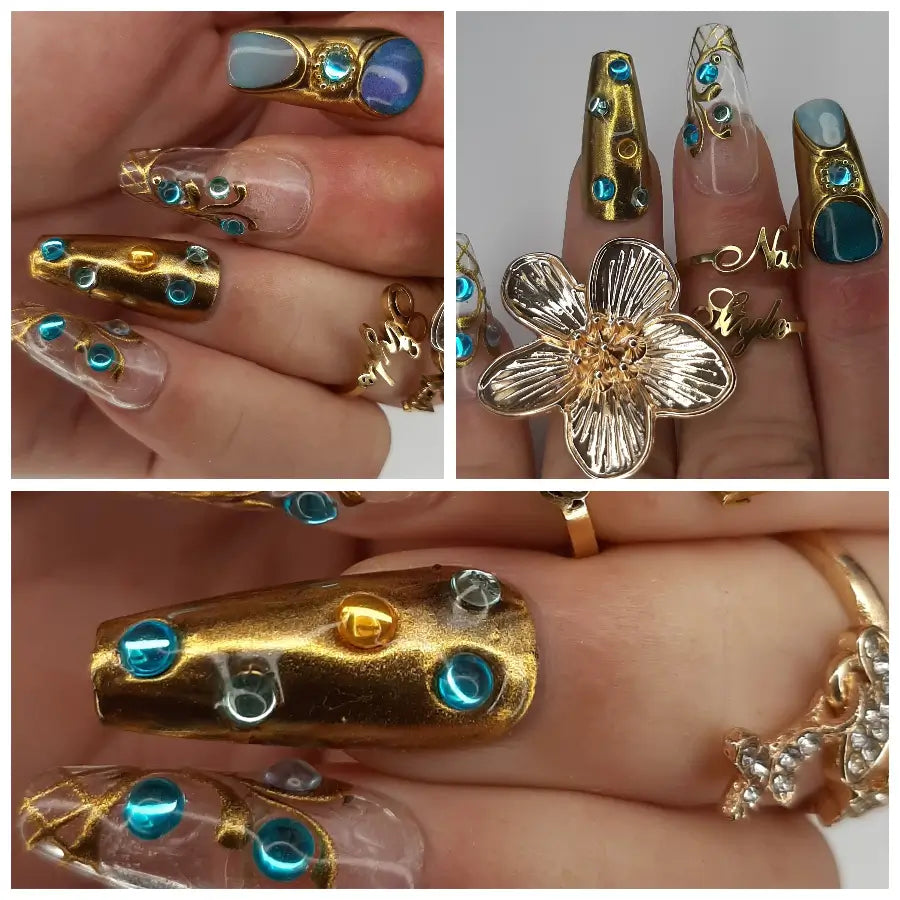 Press-on nails faits main en france, fabrication artisanale française.  Faux ongles nailstylefr, sur une base transparente, du bleu cat eyes et chrome doré, effet 3D réhaussé de strass. de forme coffin médium