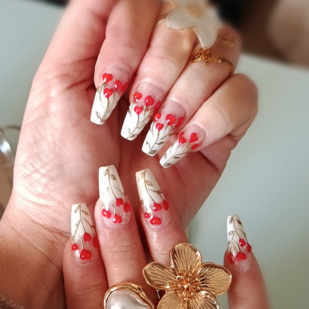 Pose des faux ongles réutilisables cherry heart pour fêter la saint valentin, blanc transparent, coeurs rouges, coffin medium