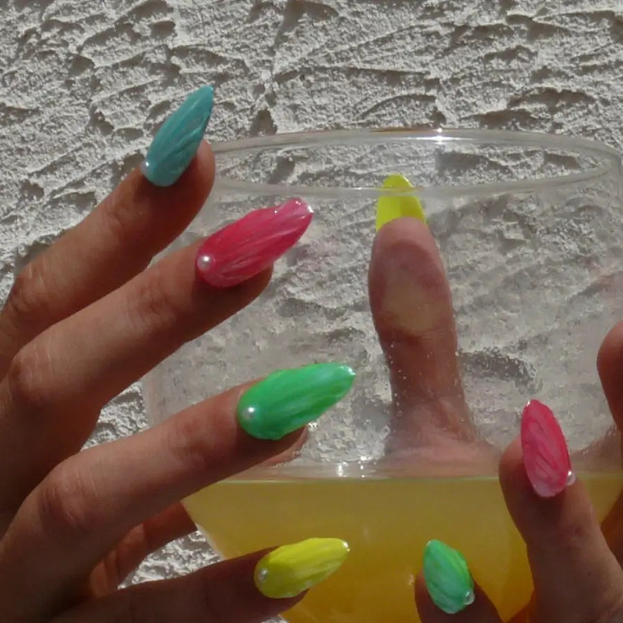 Au couleurs vibrantes et arc en ciel, ces faux ongles vous rappellent l'été