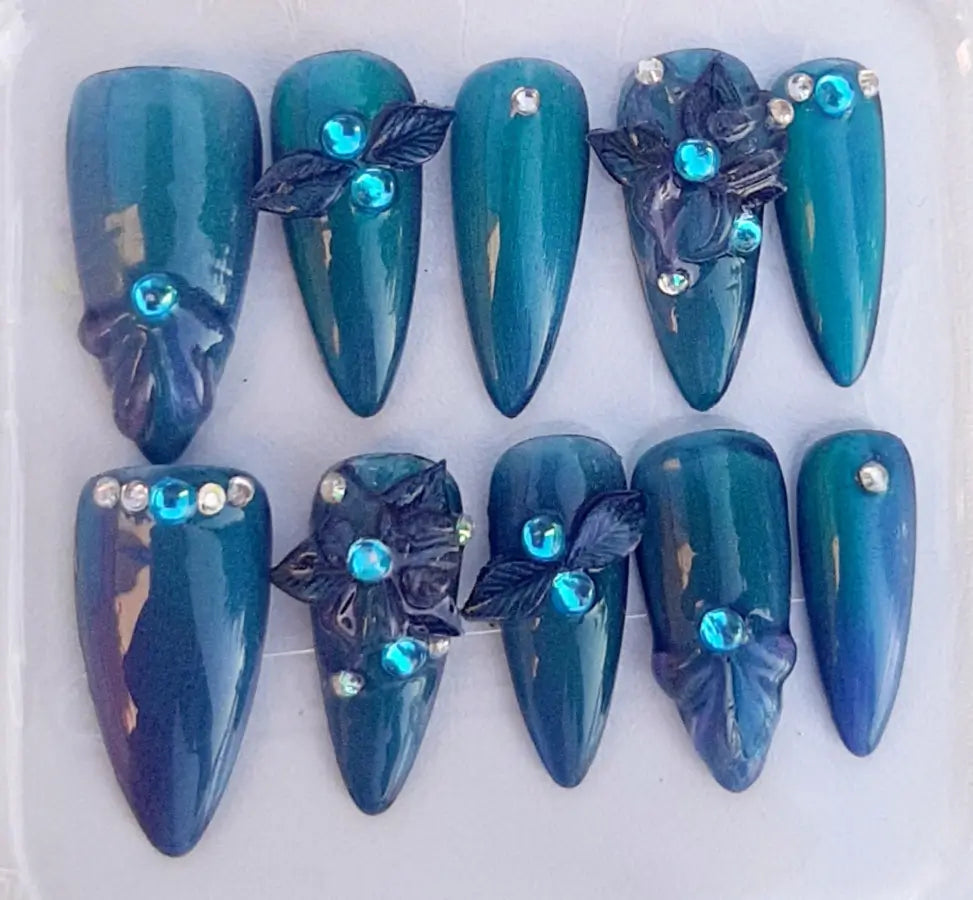 Faux ongles Saphir bleu marine cat eyes fleurs 3D étincellant