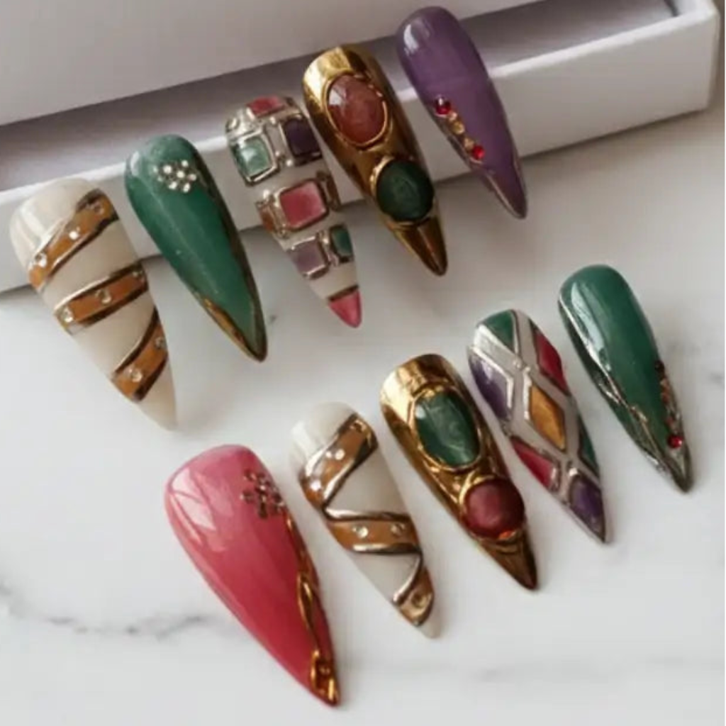 Press-on nails tendance 2026, chrome et cat eyes, effet 3D