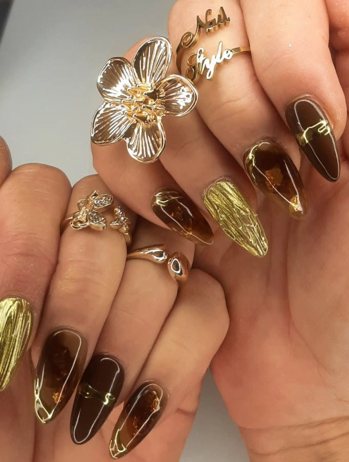vue détaillée des press on automne chic posés sur les ongles naturels