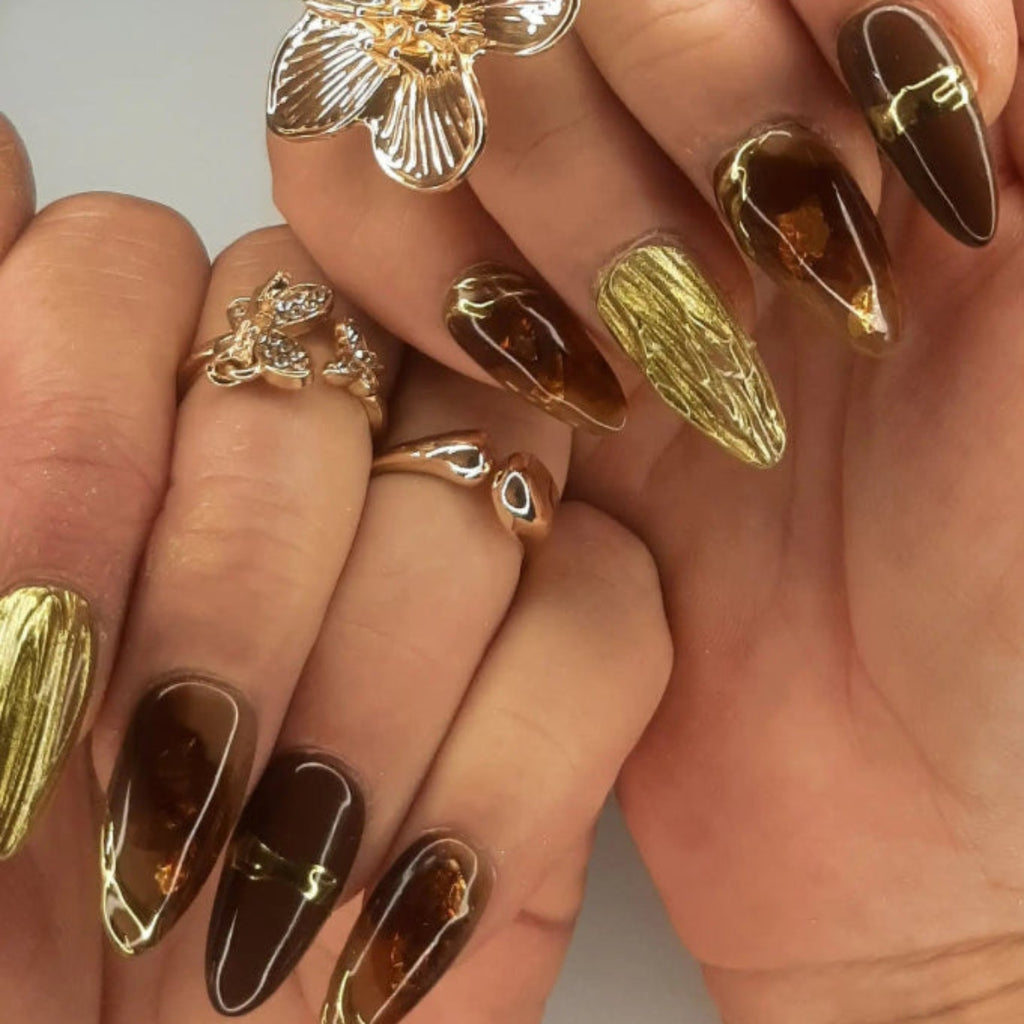 vue détaillée des press on faits main en France, marron et chrome doré