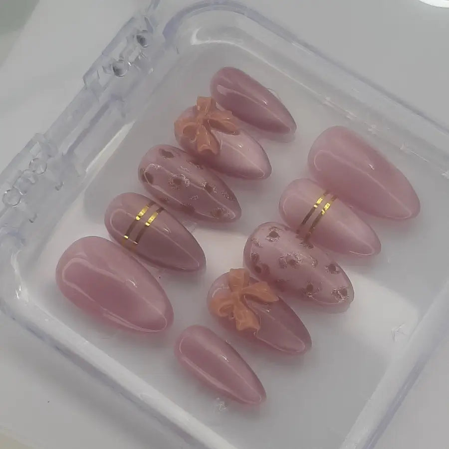 vue détaillée des faux ongles nailstylefr noeud 3D et traits dorés