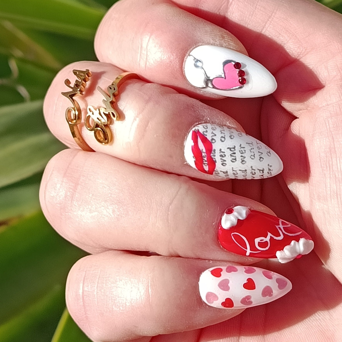 Press on nails français, fabrication artisanale faits main en France. Amande médium, rouge et blanc, cœurs et lèvres