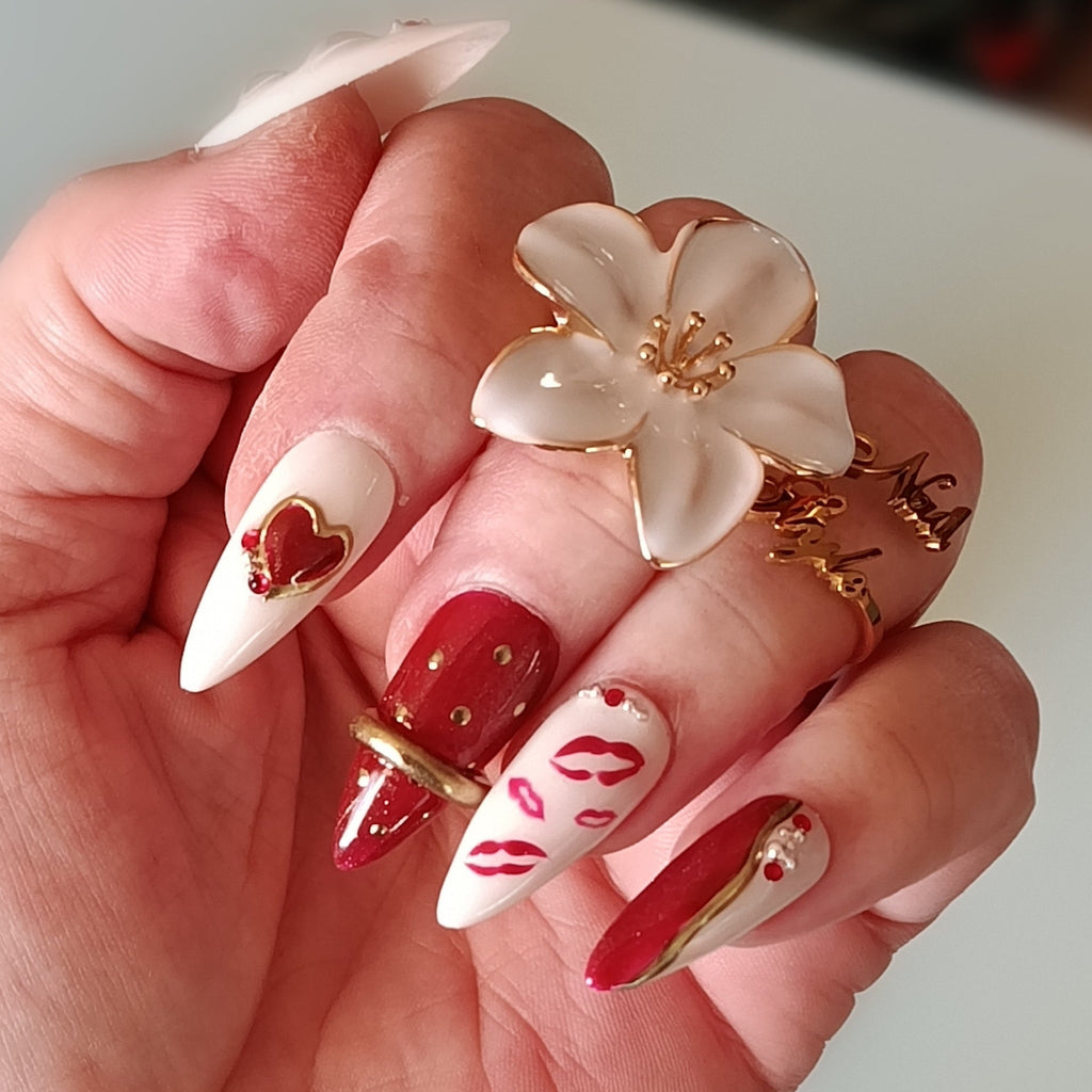 sublimes faux ongles réutilisables nail'sytle de la collection saint valentin, Forme stiletto moyen, rouge cat eyes, coeurs et bague chrome. Fabrication française, faits main en France.