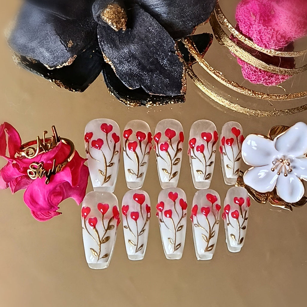 press on nails saint valentin, fleurs en cœurs rouges, chrome doré, blanc et transparent, coffin medium
