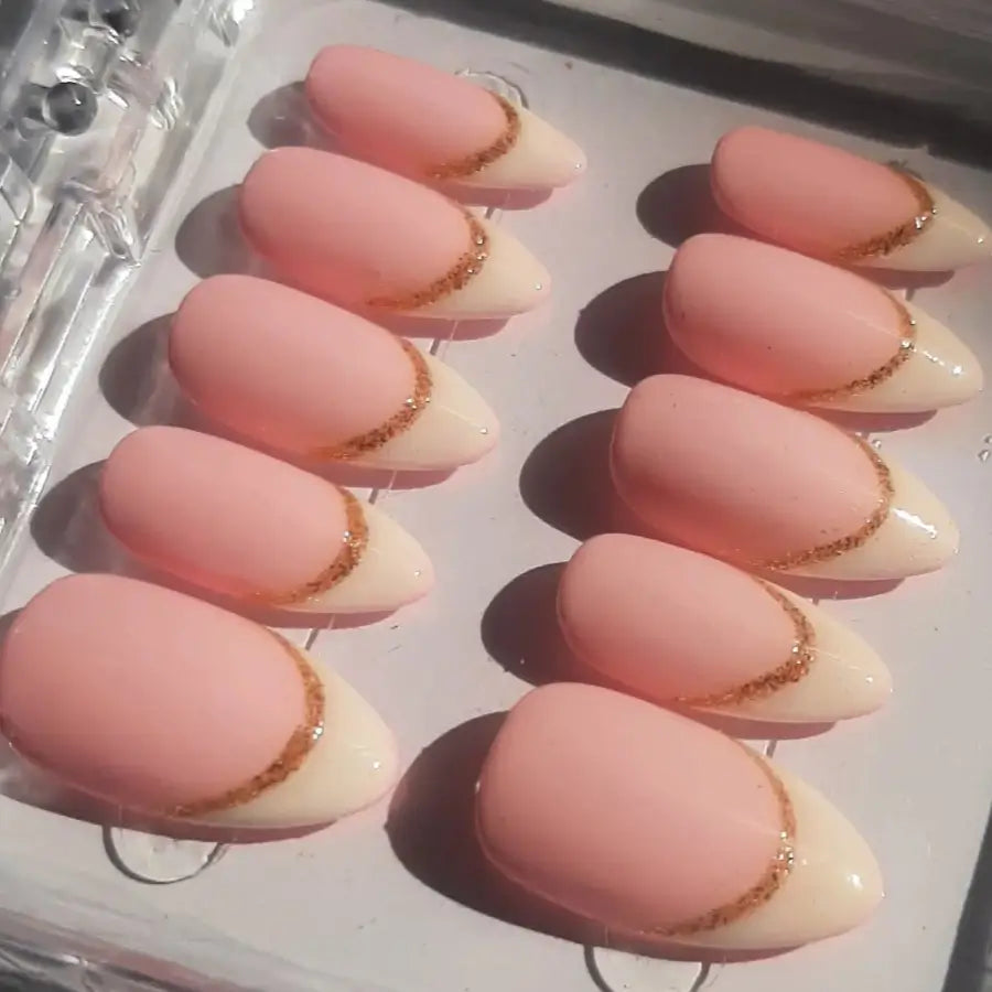 Vue détaillée faux ongles mariage, tenue parfait, press on nails professionnels