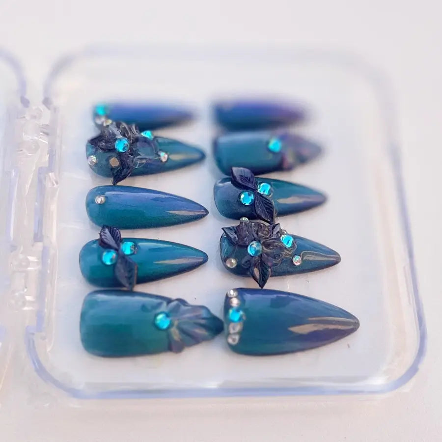 vue détaillée des faux ongles nailstylefr cat eyes bleu marine ornés de fleurs 3D et de strass pour sublimer vos mains