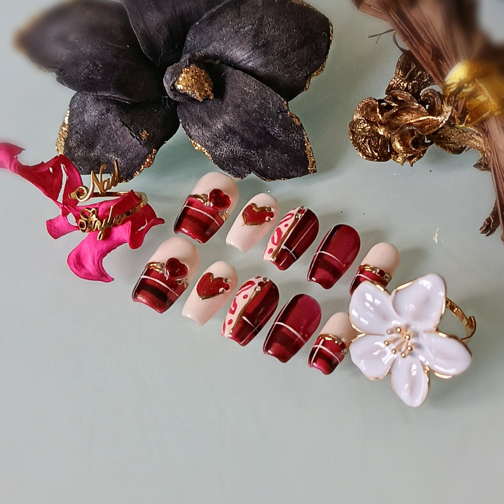 faux ongles réutilisables, press on nails rouges et blanc, chrome doré et cœurs rouges, collection saint valentin