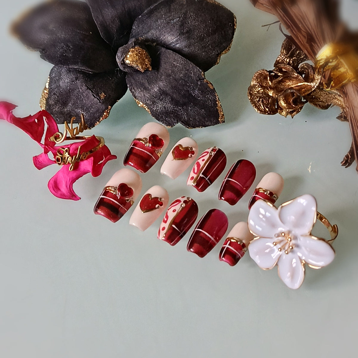 faux ongles réutilisables, press on nails rouges et blanc, chrome doré et cœurs rouges, collection saint valentin