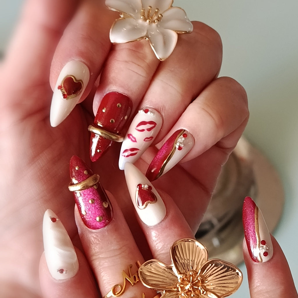 magnifiques faux ongles réutilisables, application facile, collection saint valentin. Press on nails faits main en France. Design saint  valentin, rouge cat eyes et lèvres. bague chrome doré.
