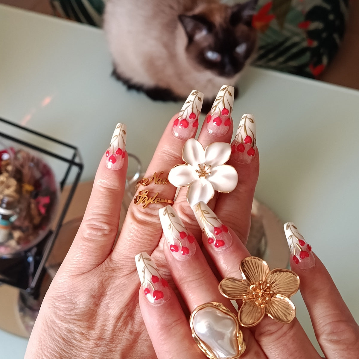 Pose de l'ensemble de faux ongles cherry heart collection saint valentin, press on nails blanc transparent, cœurs rouges et doré, chrome