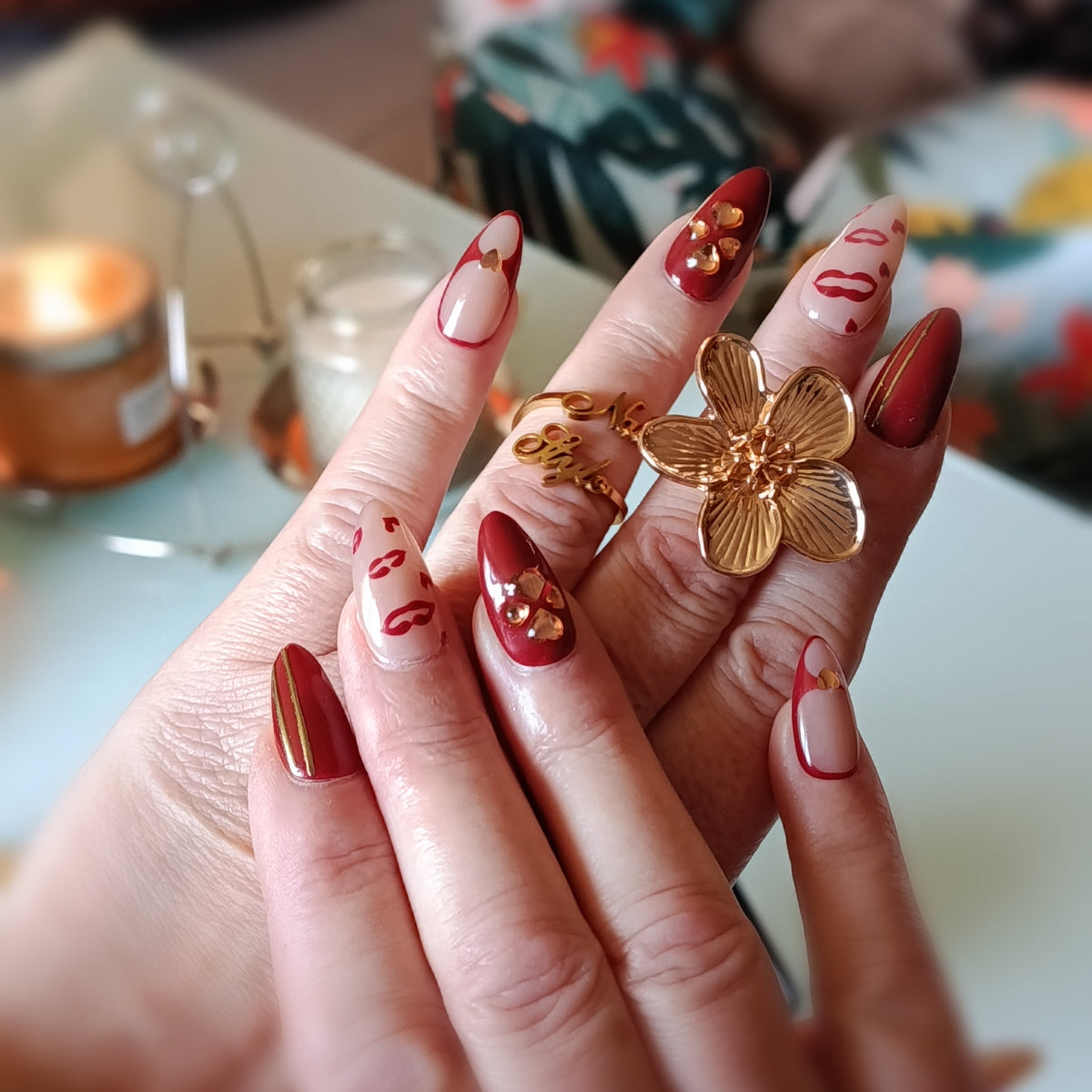 Faits main en France, vue détaillée des press on nails blim valentine's nailstylefr. Amande medium, rouge et nude. 