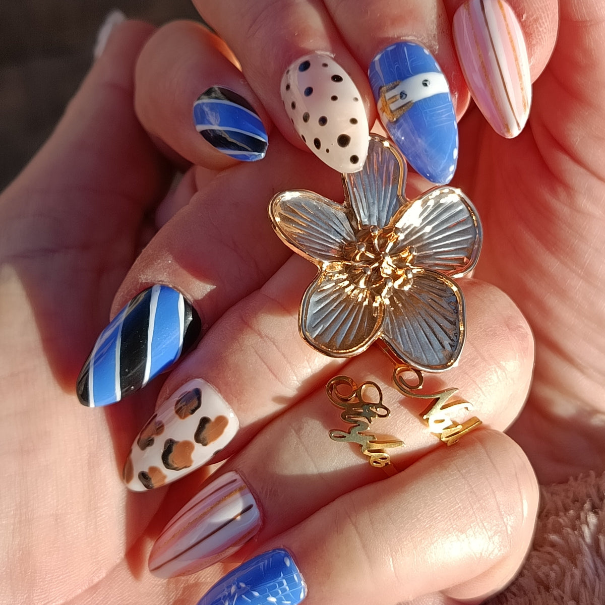 faux ongles réutilisables, bleu jeans, rayures et blanc à pois noirs, amande medium. Faits main en France.