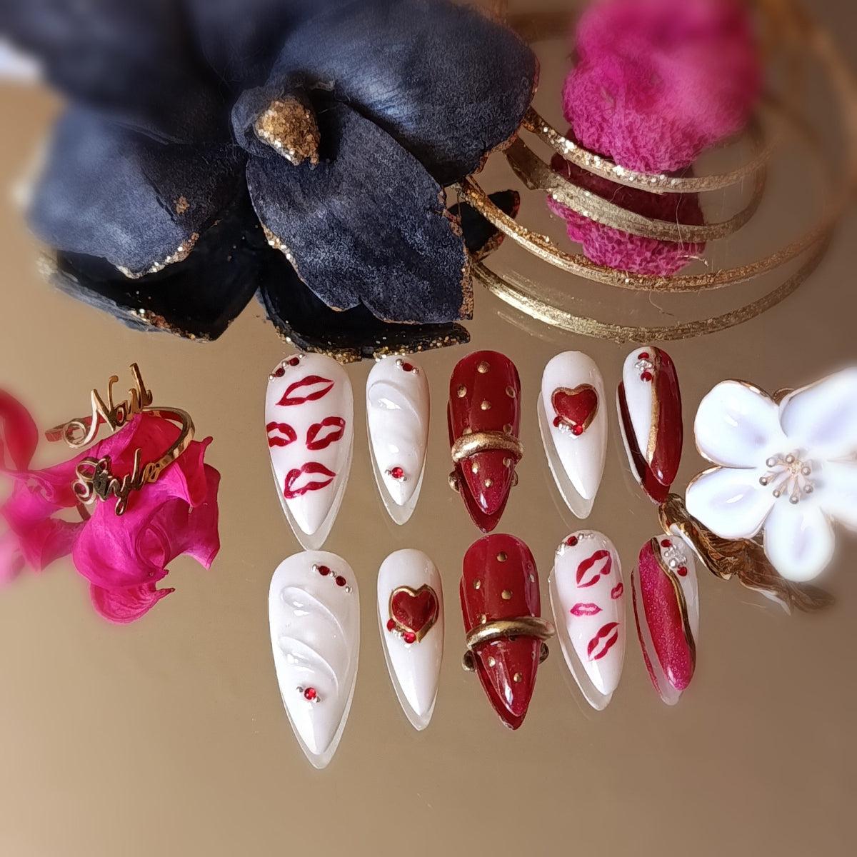 magnifiques faux ongles réutilisables collection saint valentin, rouge cat eyes et nude. bague chrome doré et coeurs cat eyes. Fabrication française, faits main en France. Stiletto moyen